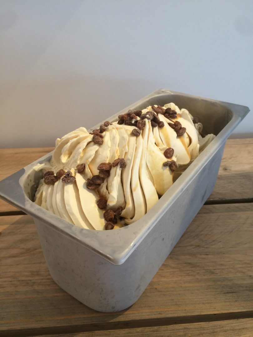 Vers gedraaide bak ijs met chocoladesaus