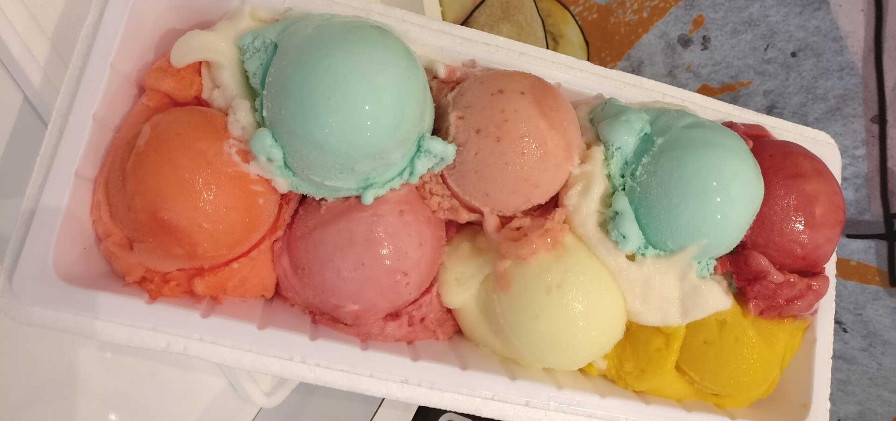 Bakje met bolletjes sorbet in vrolijke kleuren