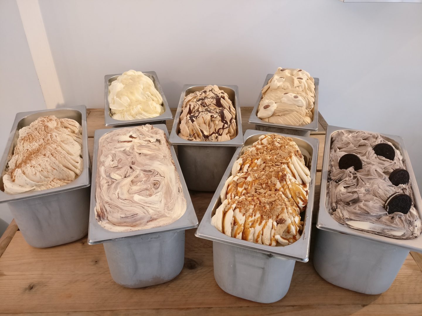 Bakken vers gedraaid ijs met koekjes en caramel