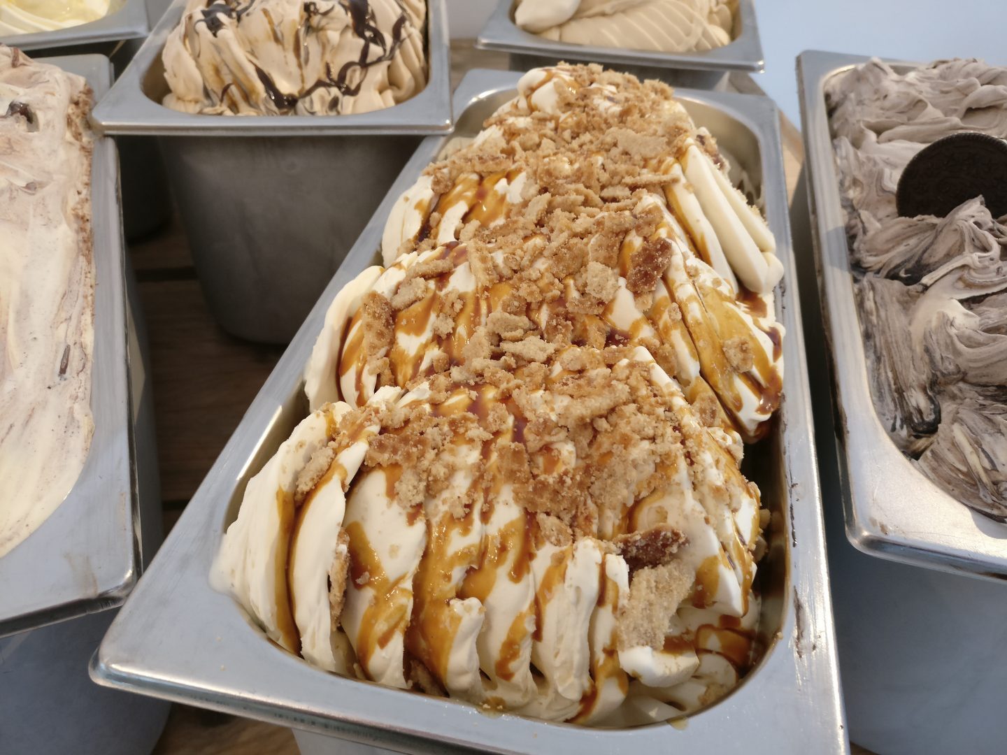 Bak met caramel-ijs en karamelsaus