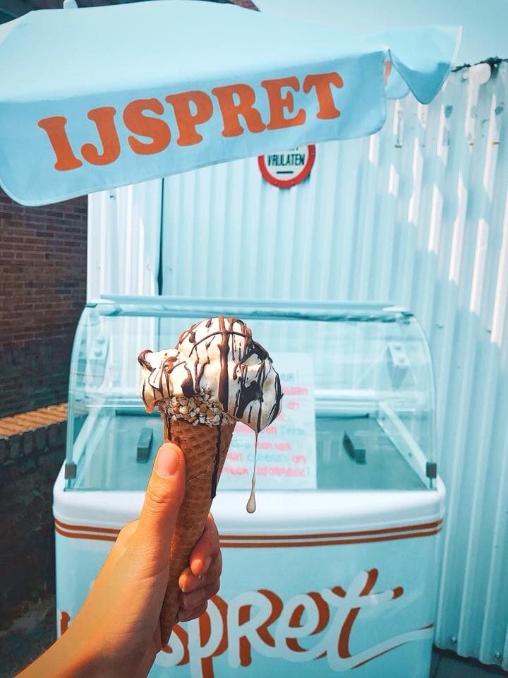 Hoorntje met ijs voor het IJs-Break-karretje