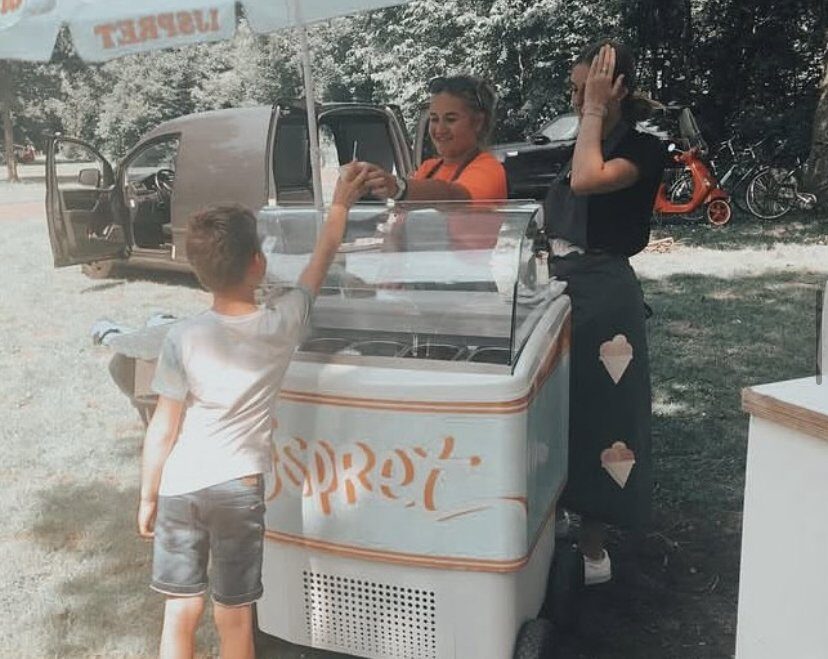 Het ijskarretje op locatie, met kinderen bij de kar