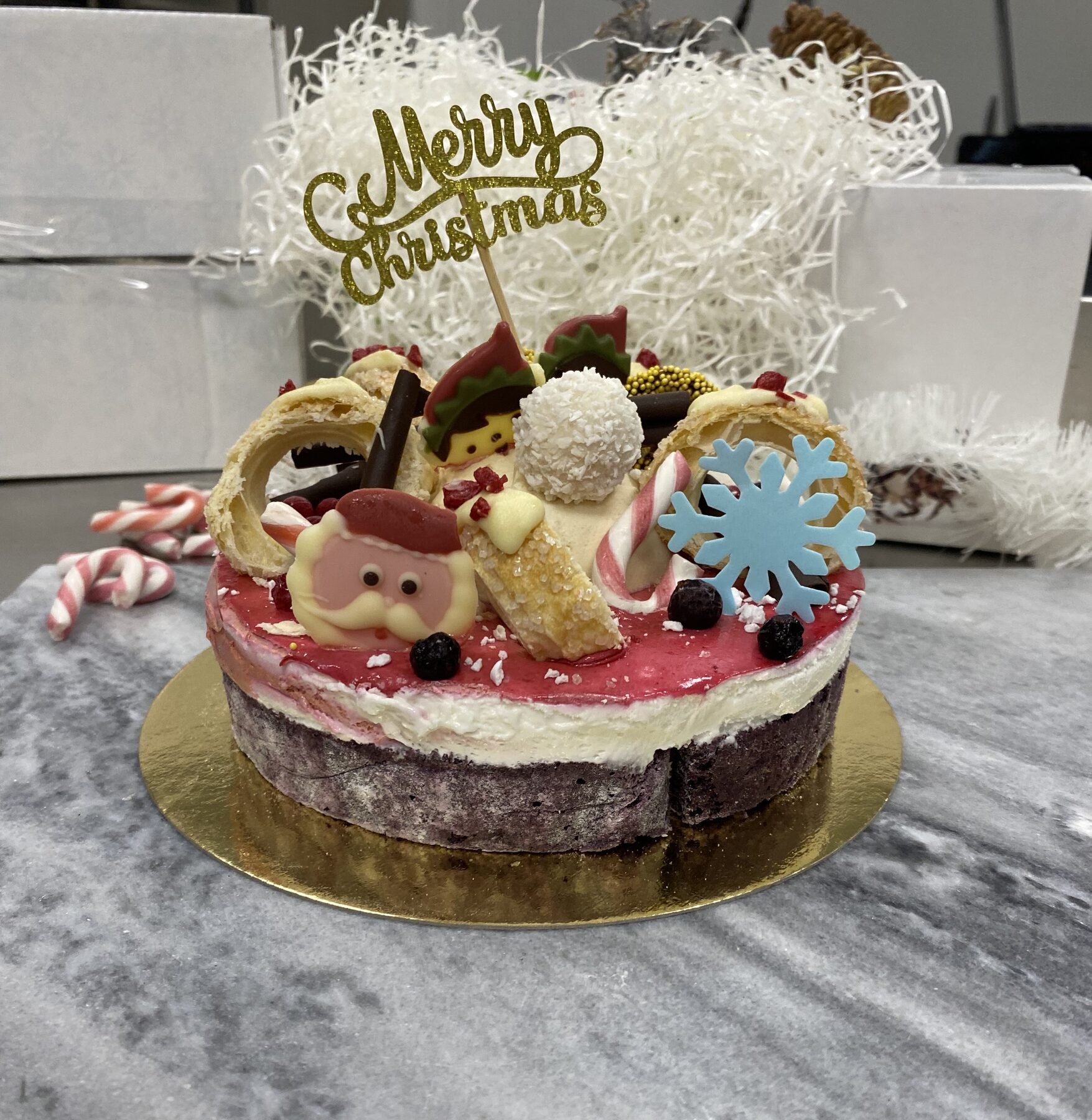 Kerst-ijstaart met rode laag en feestelijke decoratie