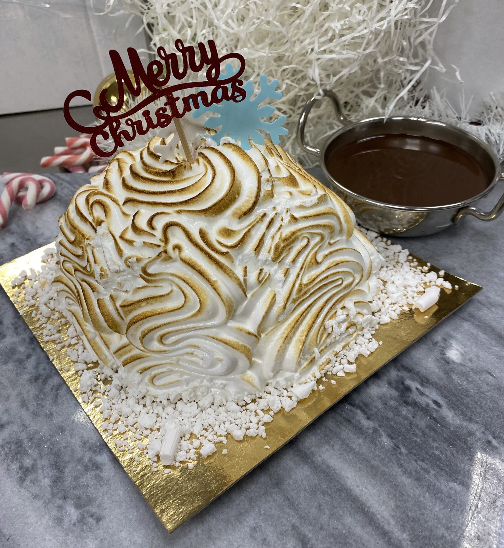 IJstaart met gebrande meringue en warme chocoladesaus
