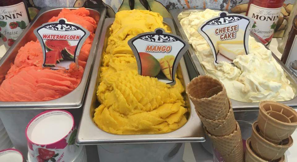 Kleurrijke bakken sorbet in de vitrine