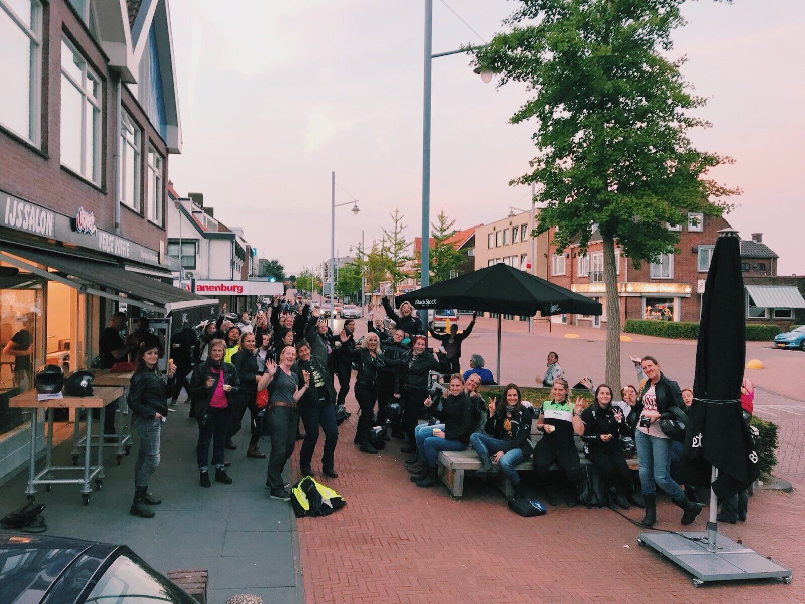 Druk terras voor de ijssalon in Zwanenburg